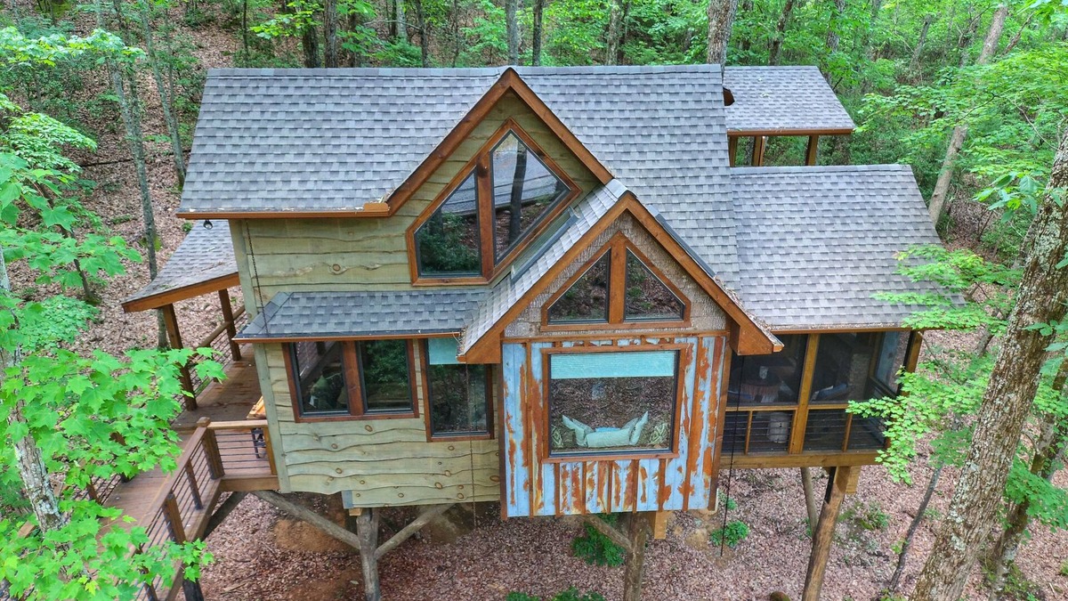 Cherry Log Cabin | Inn The Ravine Luxury Treehouse *hot tub, fireplace, firepit, secluded*