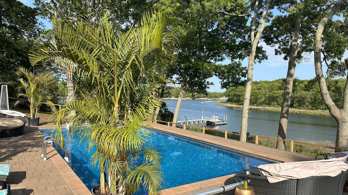 Mattituck House | Inn The Vineyard: Secluded Waterfront Family Vacation Home in Mattituck