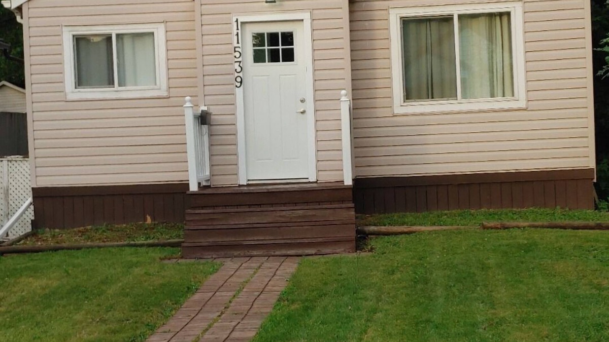 North Central Edmonton House | Inner City Bungalow Edmonton. Close to major sports facilities & hospitals
