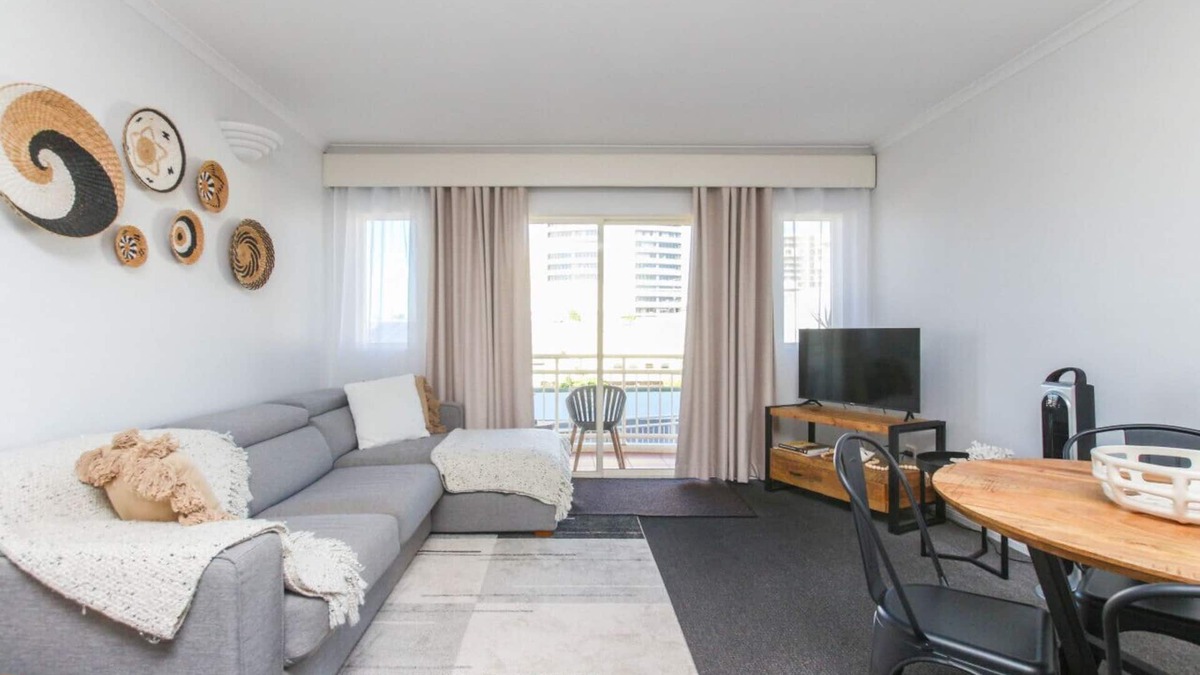 Cairns Central Business District Apartment | Inner City One Bedroom Apartment w/Pool View 22
