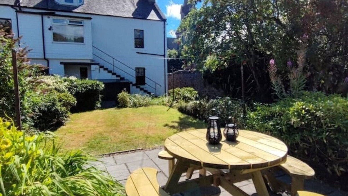 Innerleithen Apartment | Innerleithen: 3 beds. Garden. Parking. Bike store