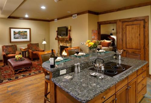 West End House | Innsbruck Aspen Deluxe One-Bedroom Garden Residence 03 w/Hot tub, Centrally located