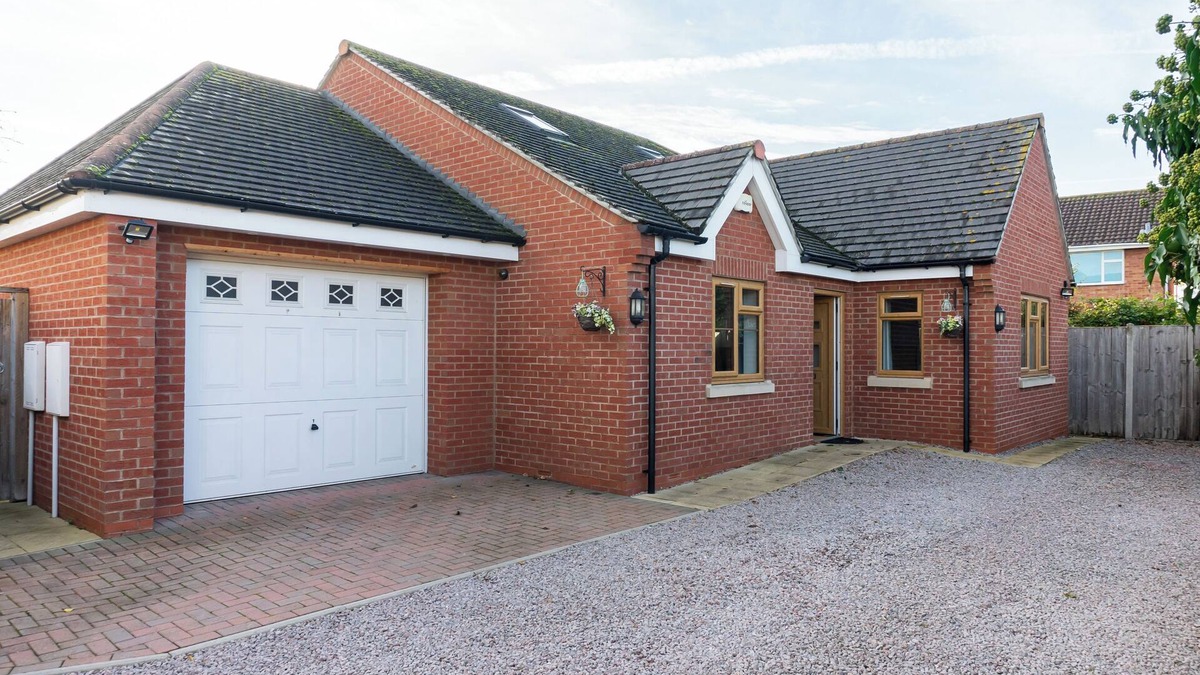 Gloucester House | Innsworth House - Gloucester 4 Bed Home - Parking - Garden