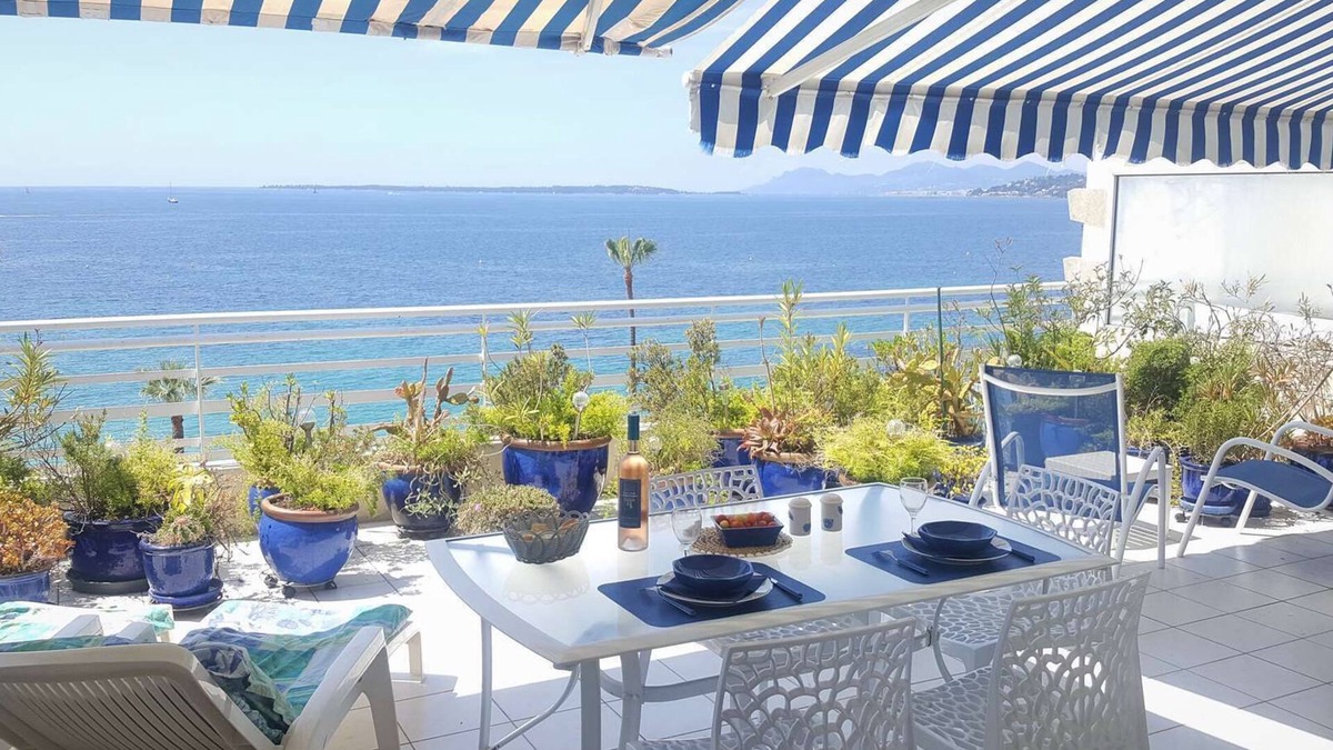 Juan-les-Pins Apartment | INOUBLIABLE ! 2 p SEAFRONT, 50m2 TERRACE Private parking, air-conditioning;