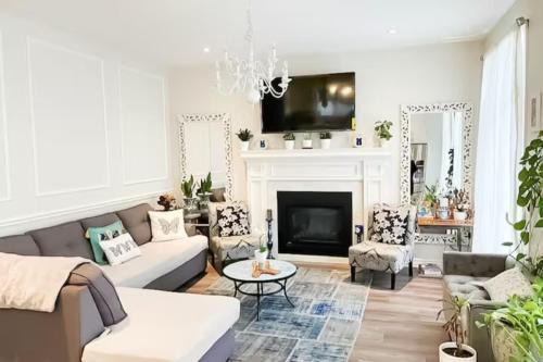 Niagara Falls House | Inspired Stay close to Niagara *4B & 2King Beds*