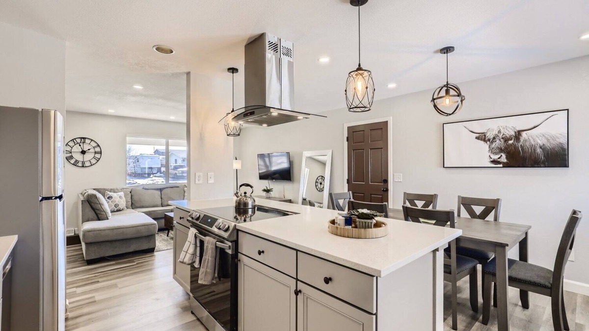 Dupont House | Insta-worthy 12 min to DT 6Bd 2.5Bt Modern Home