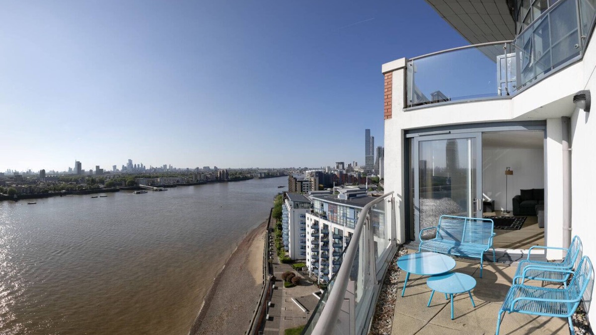 Island Gardens Apartment | Insta Worthy London 2 Bedroom Flat with 2 Bathrooms Kitchen Thames View Sleeps 6