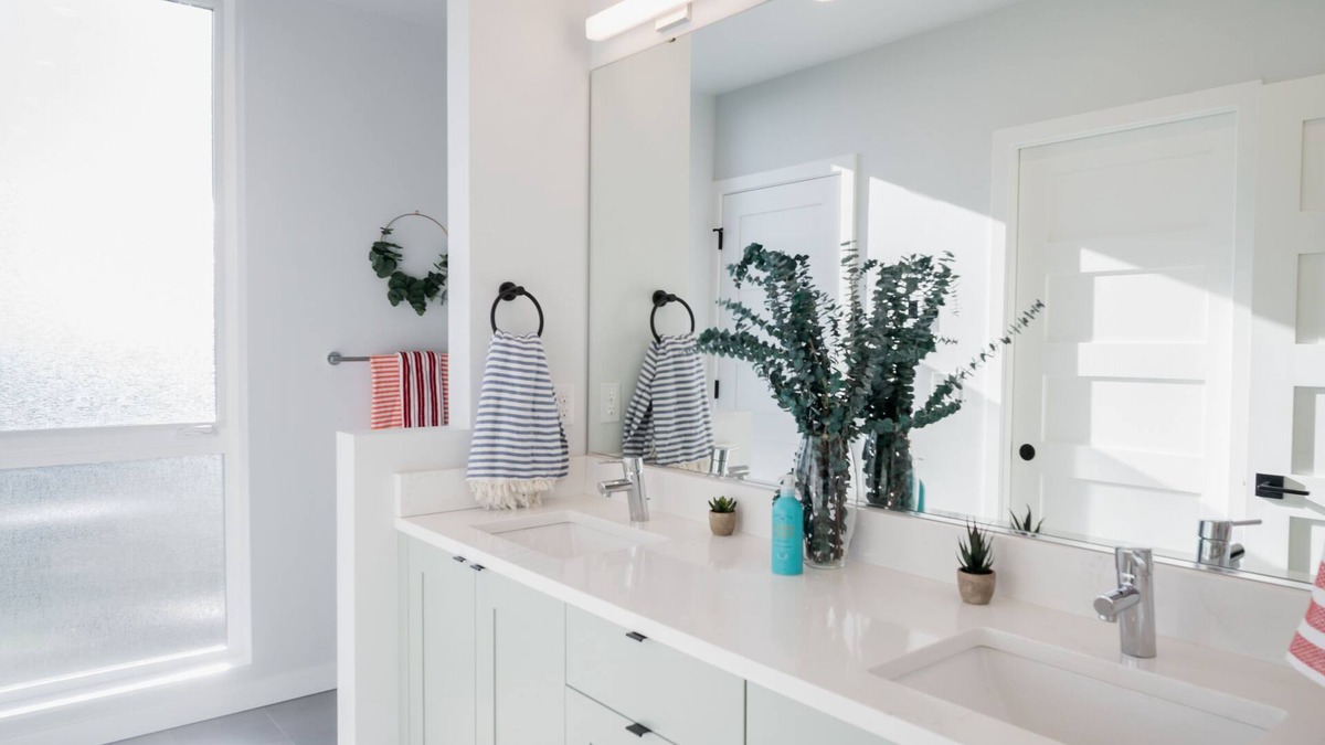 West Seattle House | Insta-worthy Views, Wine, Rooftop Firepit on Beach