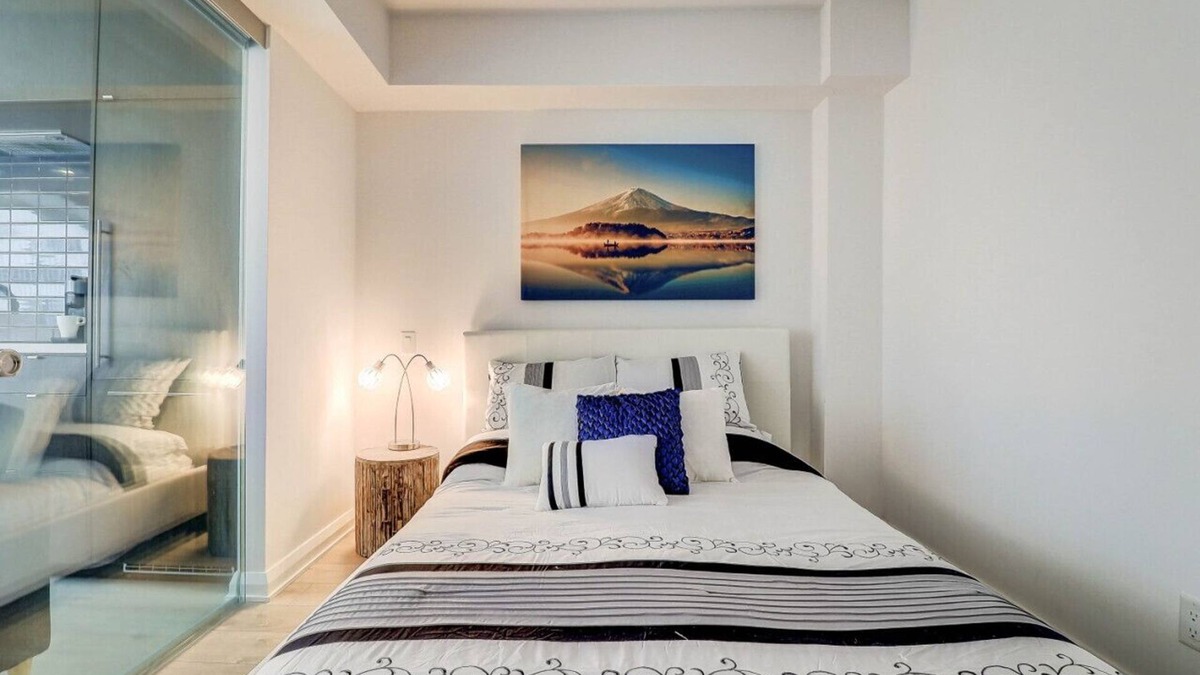 Bloor-Yorkville Apartment | Instant Suites Junior Suite at Yorkville ☆