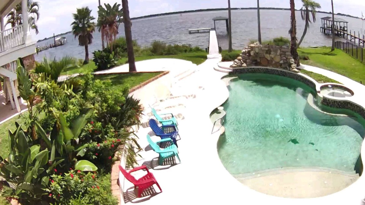 Tropic House | Inter-Coastal Estate with 3 separate outside entrances, heated pool, sleeps 13