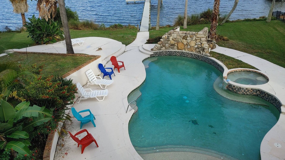 Tropic House | Inter-Coastal with pool Large Kitchen 3BR sleeps 13