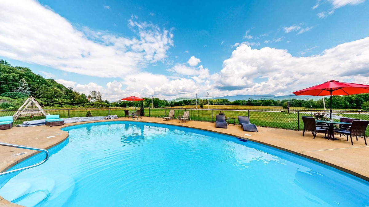 Thornton Cabin | Intimate cottage with a kitchenette, WiFi, gas grill & seasonal pool