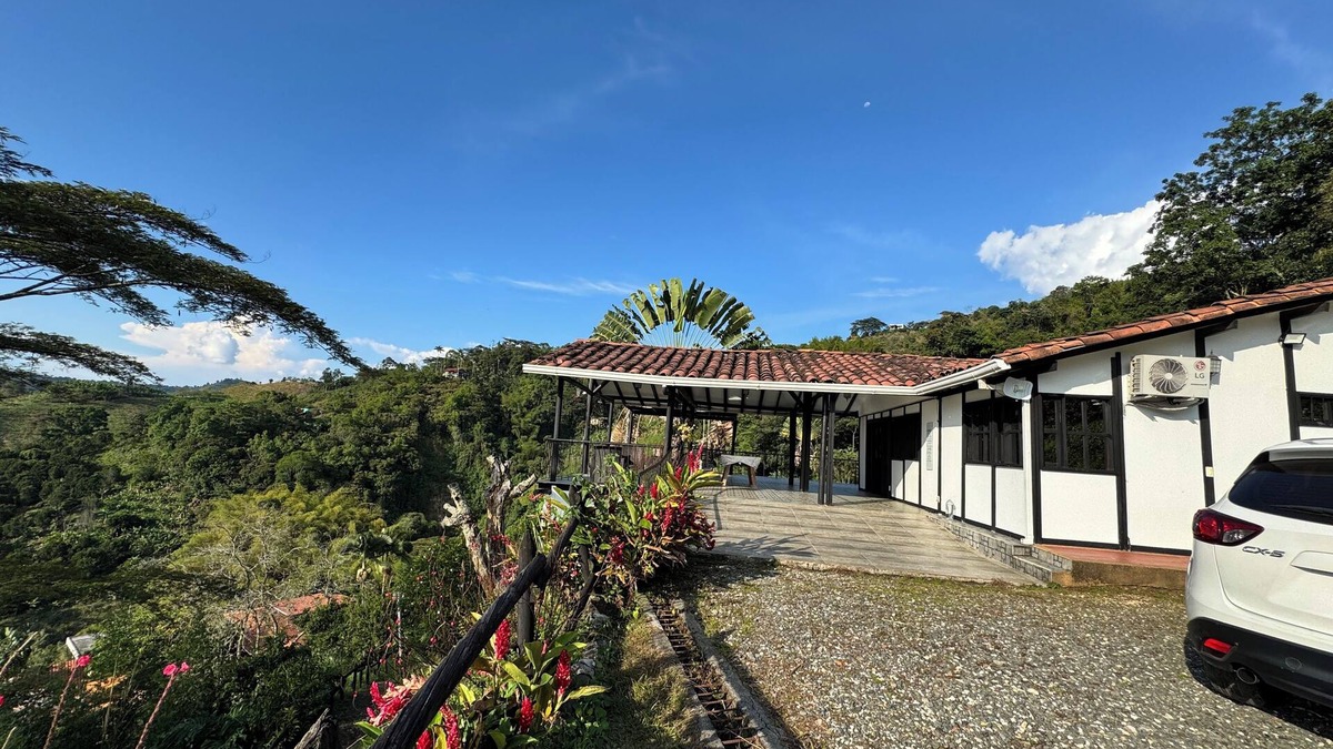Manizales Cabin | Intimate getaway cabin with Jacuzzi and sunsets