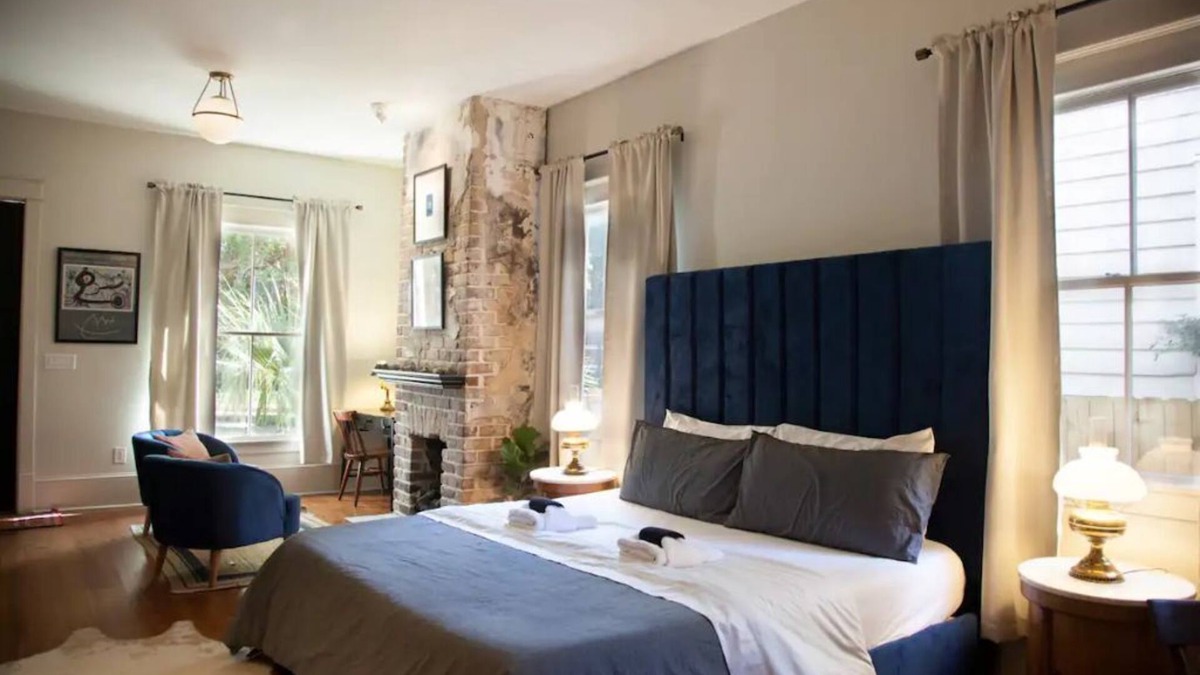 Thomas Square Apartment | Intimate Library Studio - Minutes from Forsyth Park