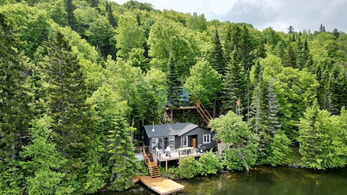 St-Aubert Ski Chalet | Intimate mini chalet. Lakeside.