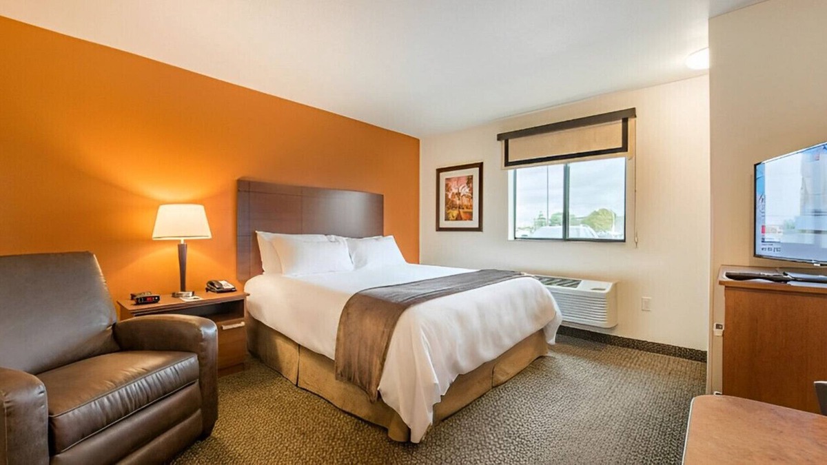 Shakopee House | Intimate Queen Room near Sever's Corn Maze!