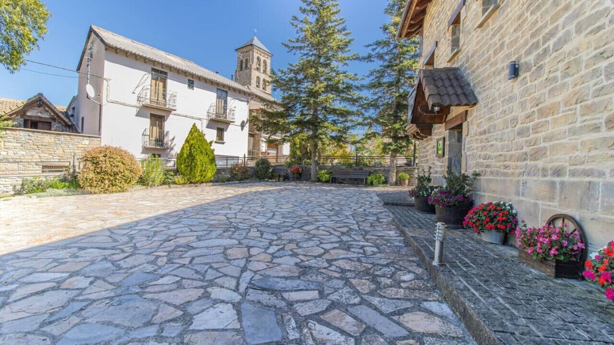 Senegue House | Intimate Retreat in the Pyrenees Garden & Parking