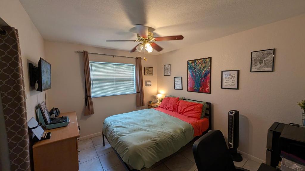 Largo House | Introverts Paradise! Central Largo and Pinellas! 15 mins to beaches!