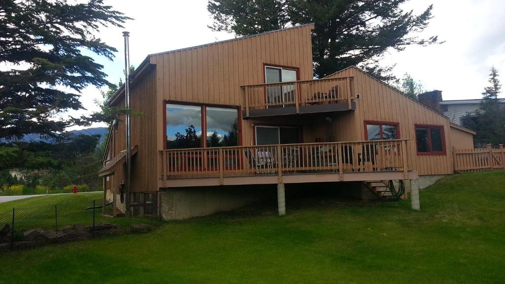East Kootenay House | Invermere, BC On the Lake! Luxury 4 Bedroom Vacation Home with Panoramic Mountain Views! Walk to Town, Shopping, Tennis, Volleyball, Pickle Ball, Dining, Bakery, Pubs, Swimming, Boating, Hiking, Fish, Biking, Hot Springs! Construction Trades Welcome
