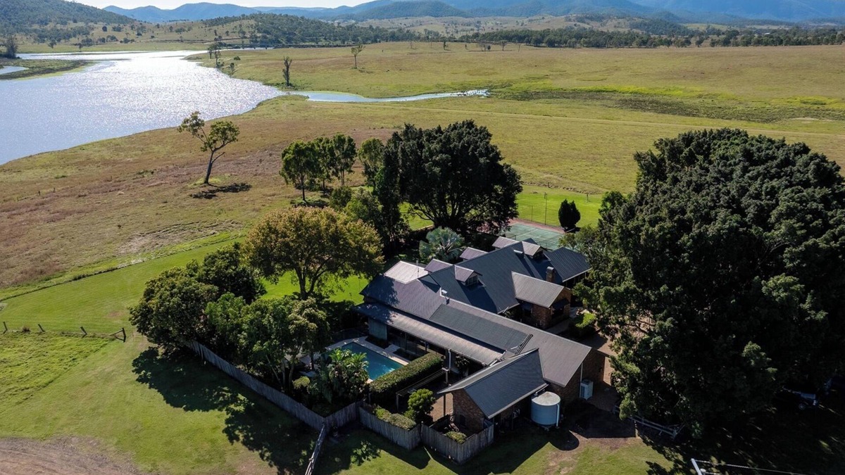 Crossdale House | Inverstanley - 4000-acre working cattle farm just 90 minutes from Brisbane.