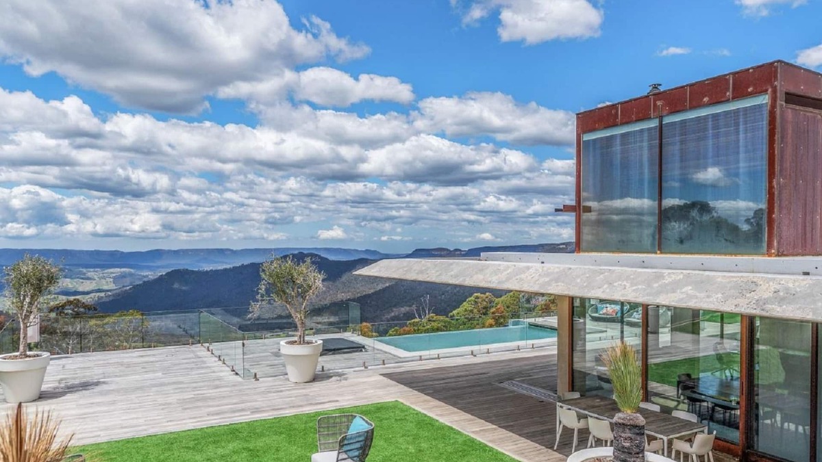 Hampton House | Invisible House by Contemporary Hotels