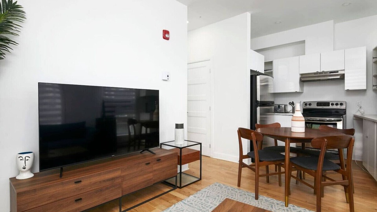 Plateau Mont Royal Apartment | Inviting 2BR1B in Gay Village & Downtown
