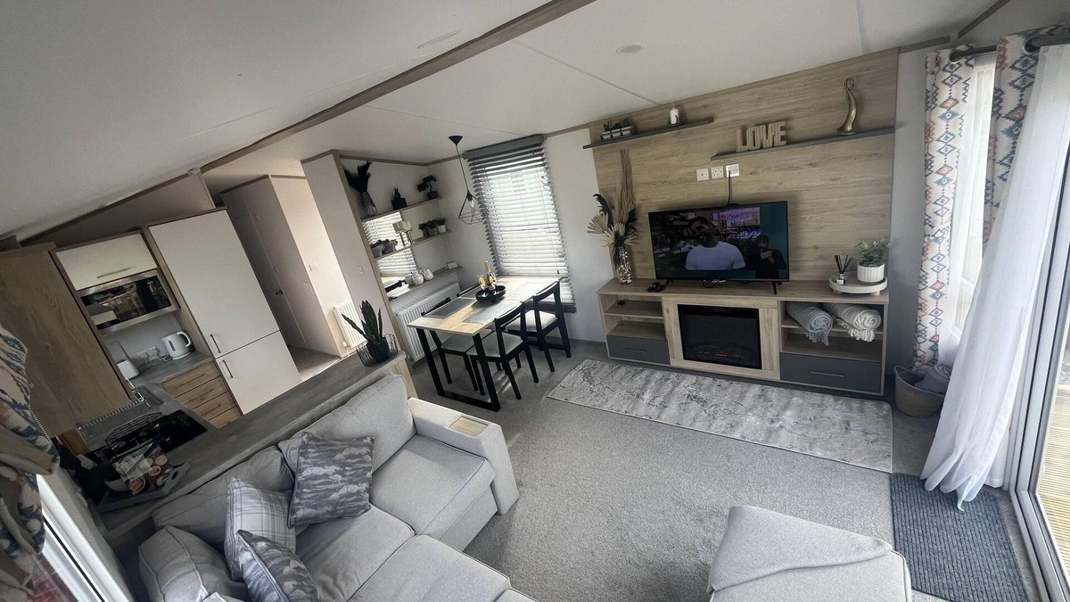 Wesham Cabin | Inviting 3-Bed Lodge in Preston hot tub