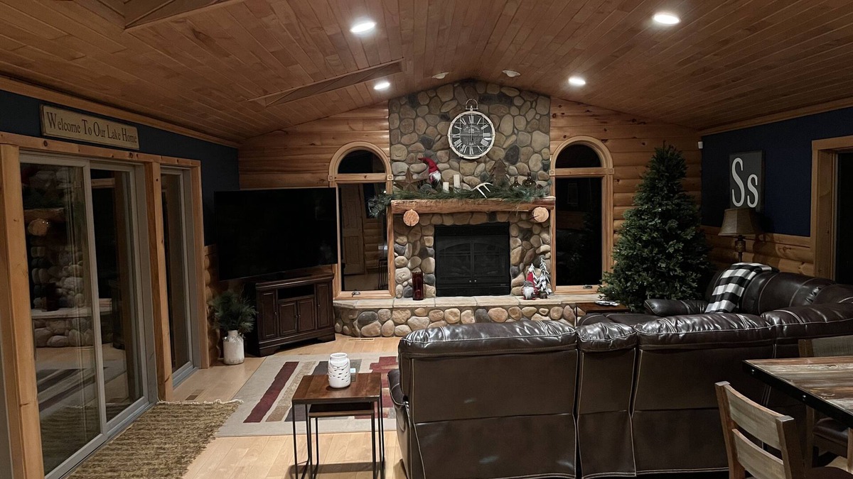 Webster House | Inviting 4BR/3Bath Home w/hot tub on crystal clear Devil's Lake in Webster, WI
