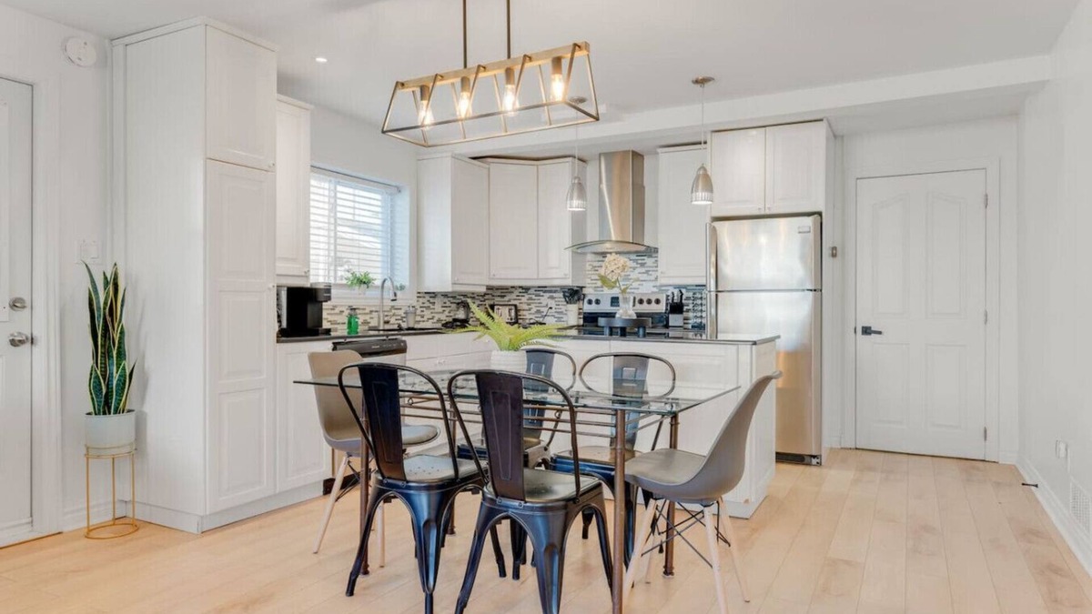 Hull Apartment | Inviting and Cozy Gem Prime Location and EV Parking