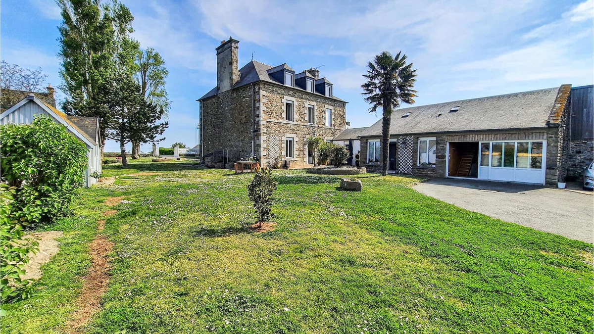 Le Vivier-sur-Mer Apartment | Inviting apartment directly on the sea.