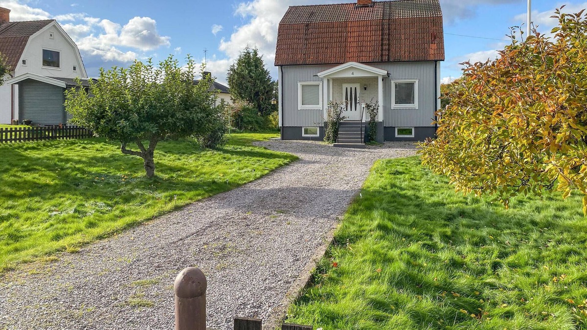 Overum House | Inviting cottage with beautiful garden in Överum.