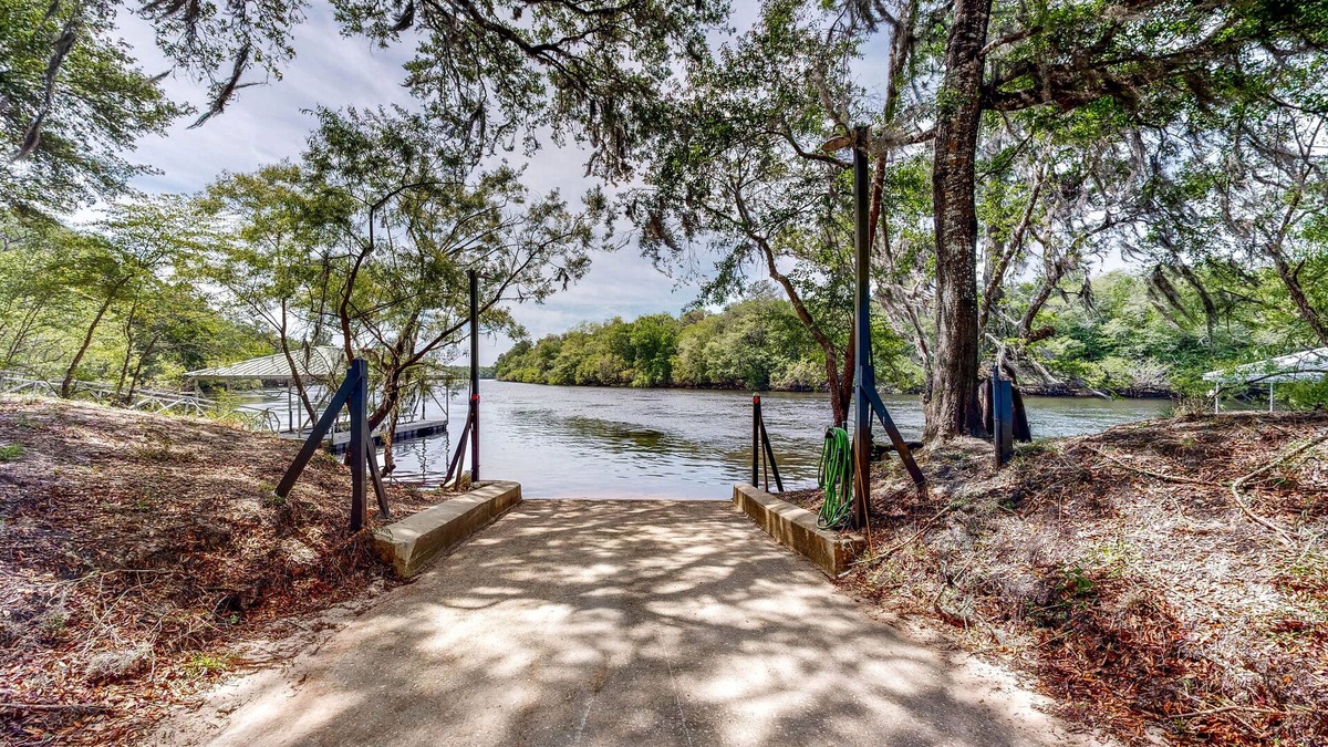 Bell House | Inviting dog-friendly homes + bungalow, boat ramp