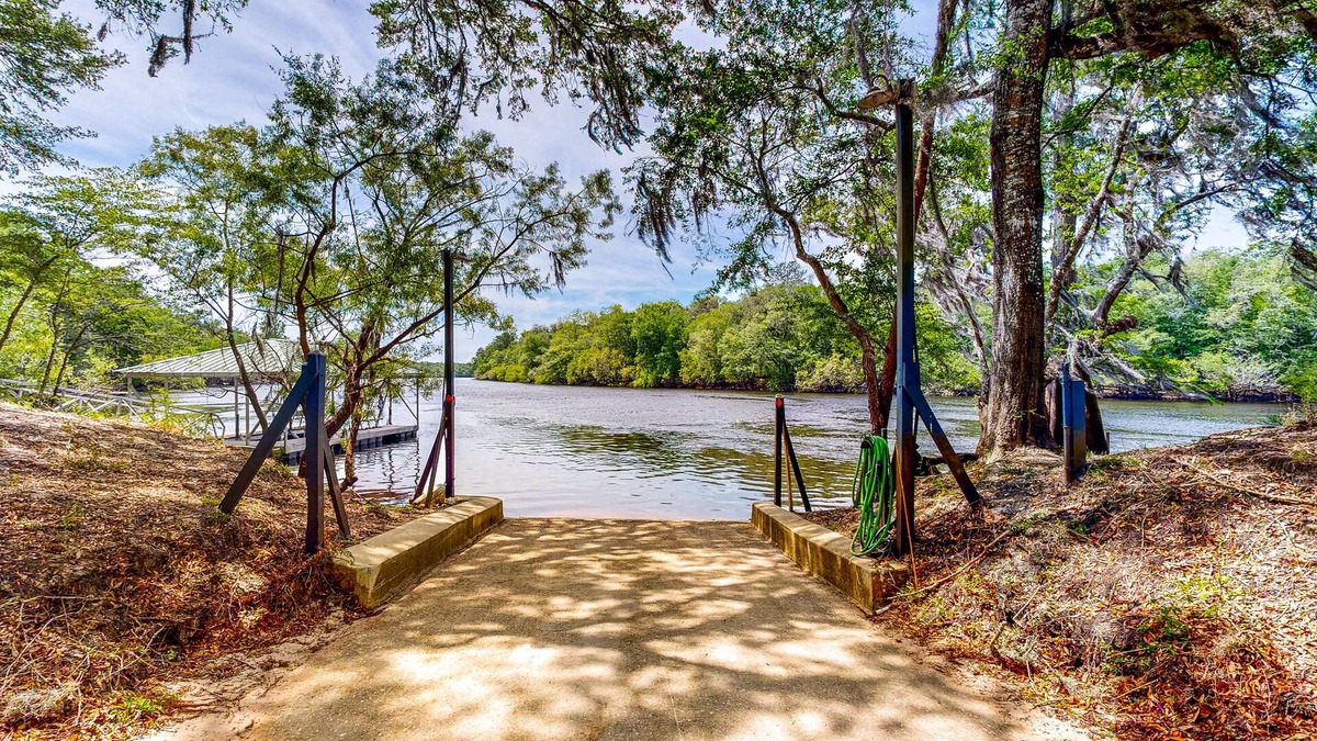 Bell House | Inviting, dog-friendly homes & bungalow with water views & boat ramp