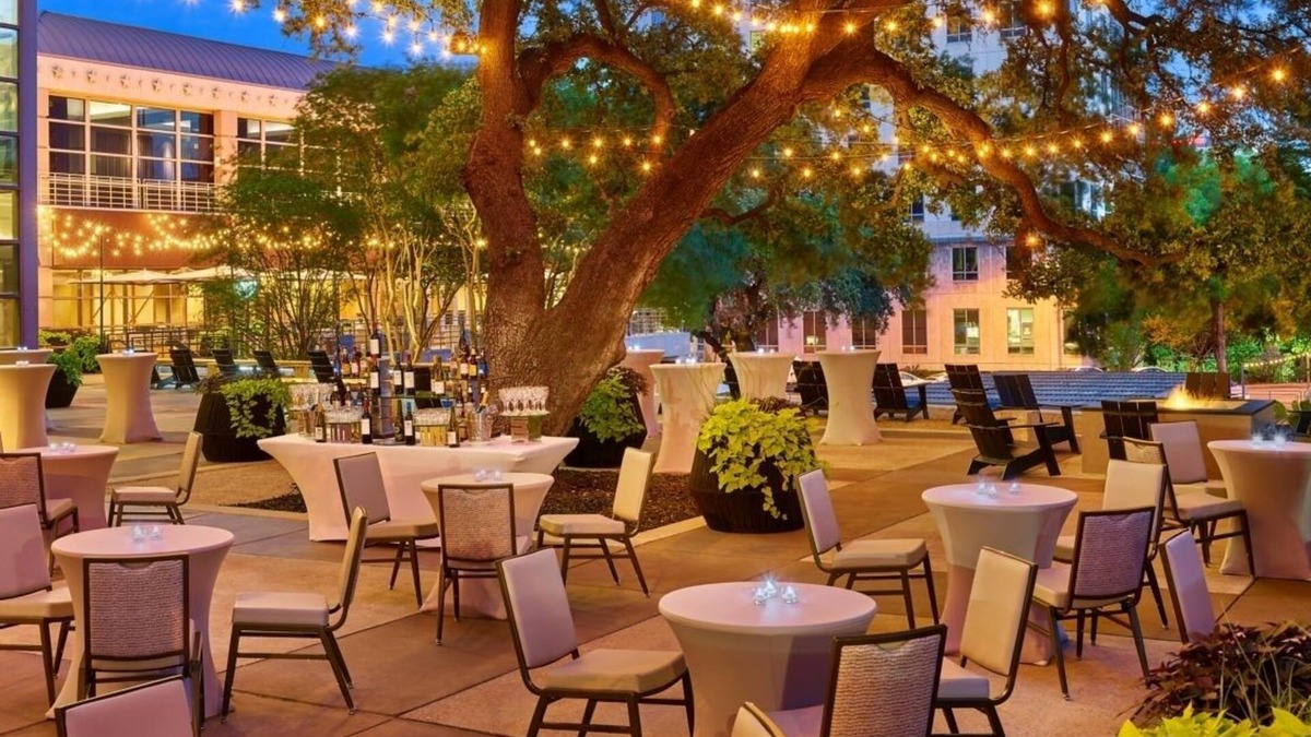 Red River Cultural District Hotel | Inviting Downtown Retreat: 2 90s-styled Rooms w/Modern Amenities & Pool