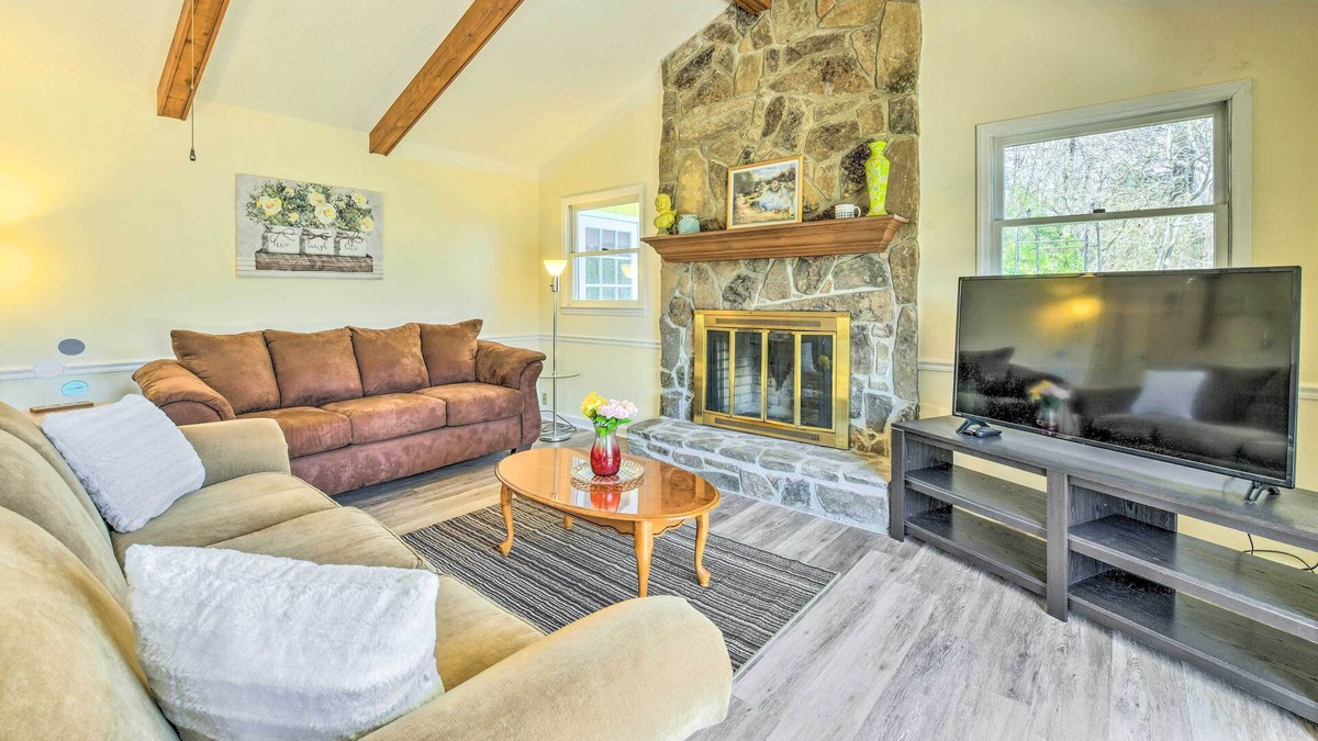 Franklin Cabin | Inviting Franklin Cabin w/ Deck & Mtn Views!