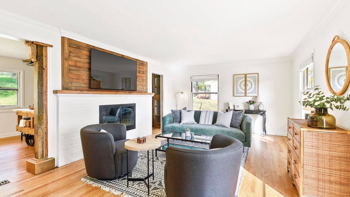 Edina House | Inviting Home near park and lake