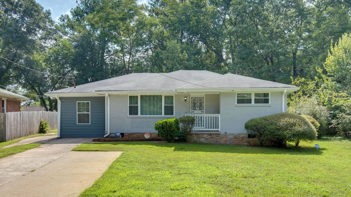 Gresham Park House | Inviting Home w/Backyard: 8 Mi to Dtwn Atlanta!