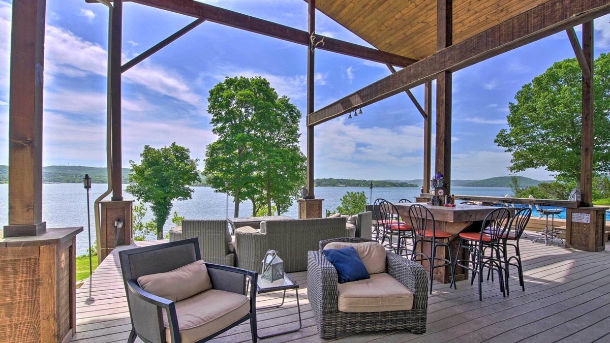 Lampe House | Inviting Home w/ Pool & Hot Tub on Table Rock Lake