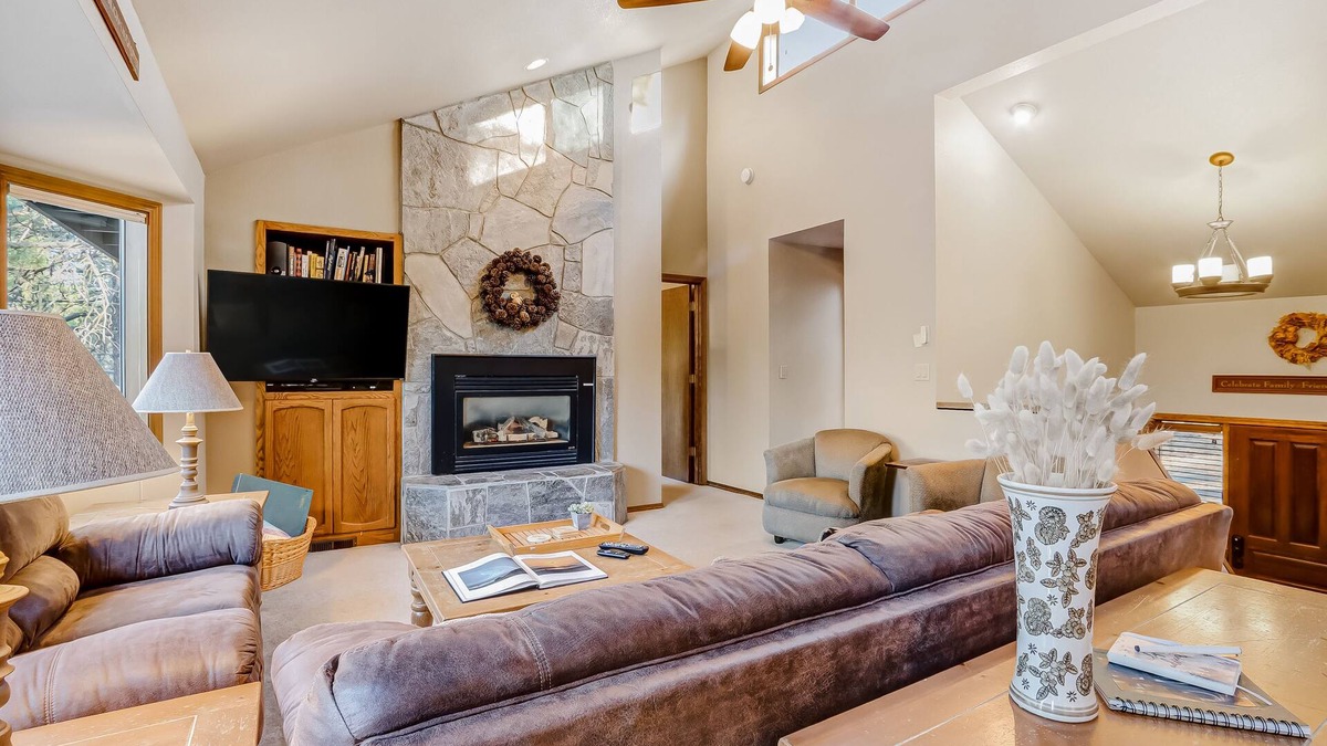 Sunriver House | Inviting home with deck, gas grill, hot tub, pools, and SHARC passes