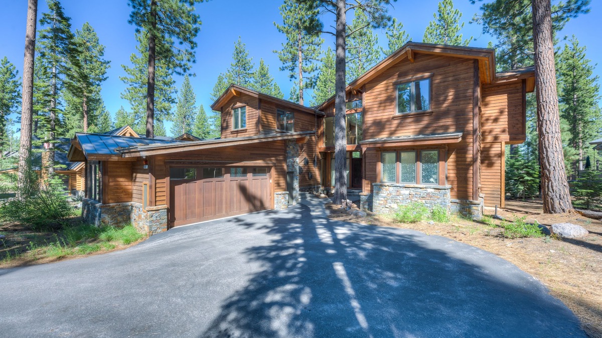 Ponderosa Palisades House | Inviting home with golf course views, large deck, & modern interior