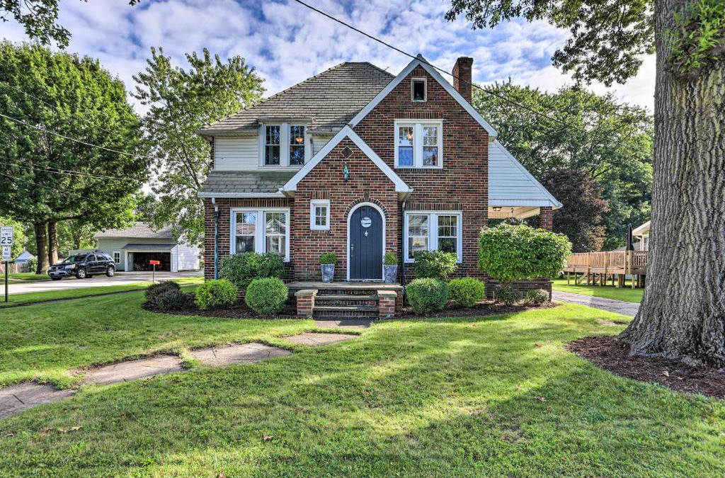 Apple Creek House | Inviting Home with Pergola Near Amish Country!