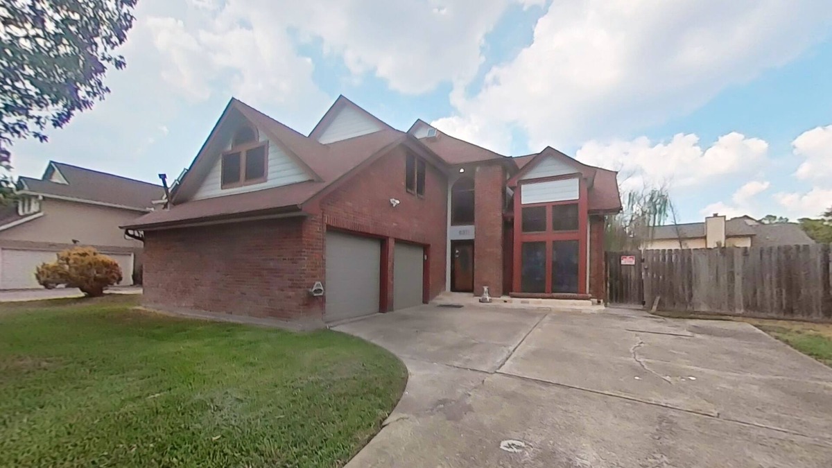Mission Bend House | Inviting house with sauna, patio, central AC, washer/dryer, and full kitchen