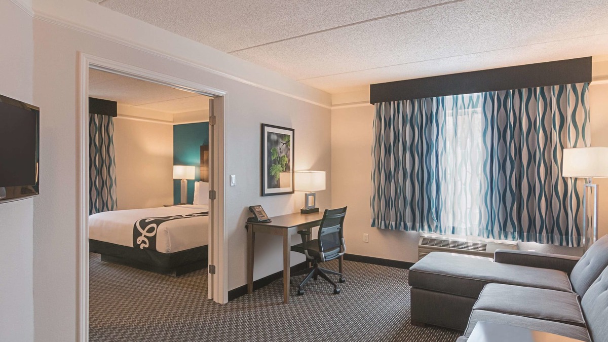 Orlando Hotel | Inviting King Room w/Pool & Free Breakfast – Cozy Stay near Orlando Attractions