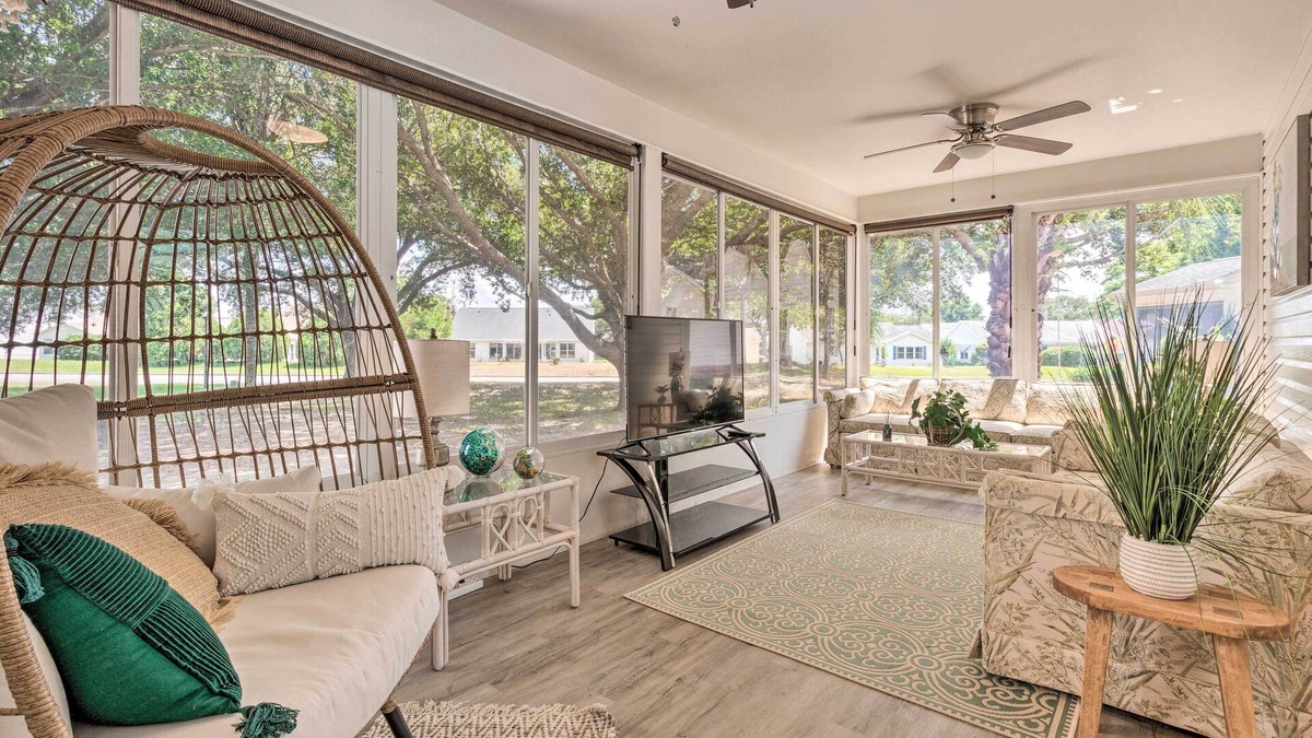 Del Mar House | Inviting Lady Lake House: In the Village!