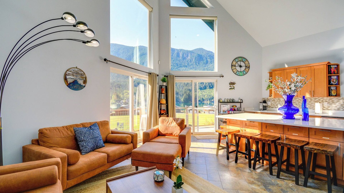 Maple Grove House | Inviting Lake Sutherland Home: Kayaks + View!