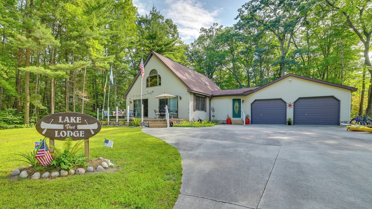 Lewiston House | Inviting ‘Lake Vue Lodge’ Home w/Fire Pit + Deck