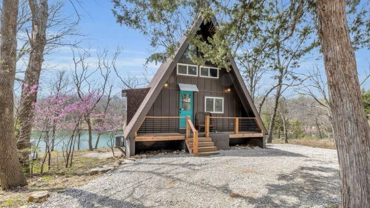 La Cygne Cabin | Inviting Lakefront A-Frame Cabin