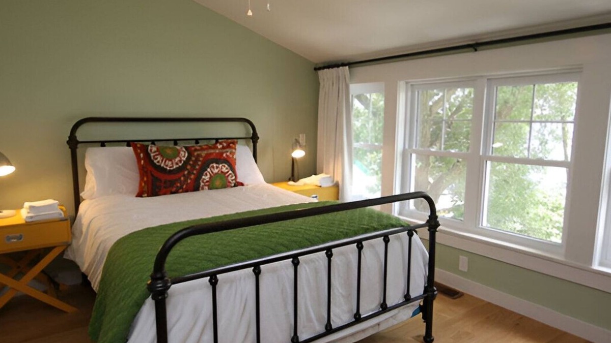 Otonabee-South Monaghan Cottage | Inviting Lakeshore Lodgings w/Canoe and Kayak Rentals, Perfect for Autumn