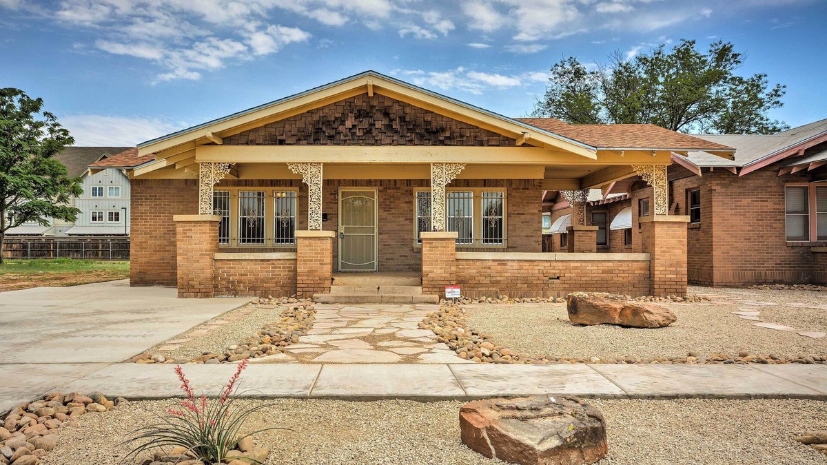 North Overton Cottage | Inviting Lubbock Home > 1 Mi to Downtown