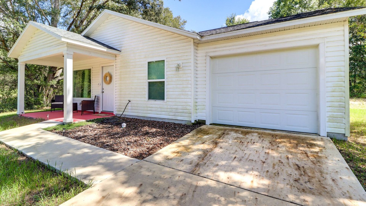 Ocklawaha House | Inviting Ocklawaha Home w/Porch: Ideal Location!